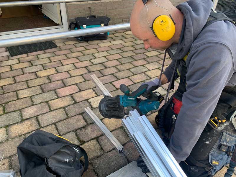 Zit Robert-Jan onder zijn gehoorbescherming te luisteren naar zijn 'oormassage'?